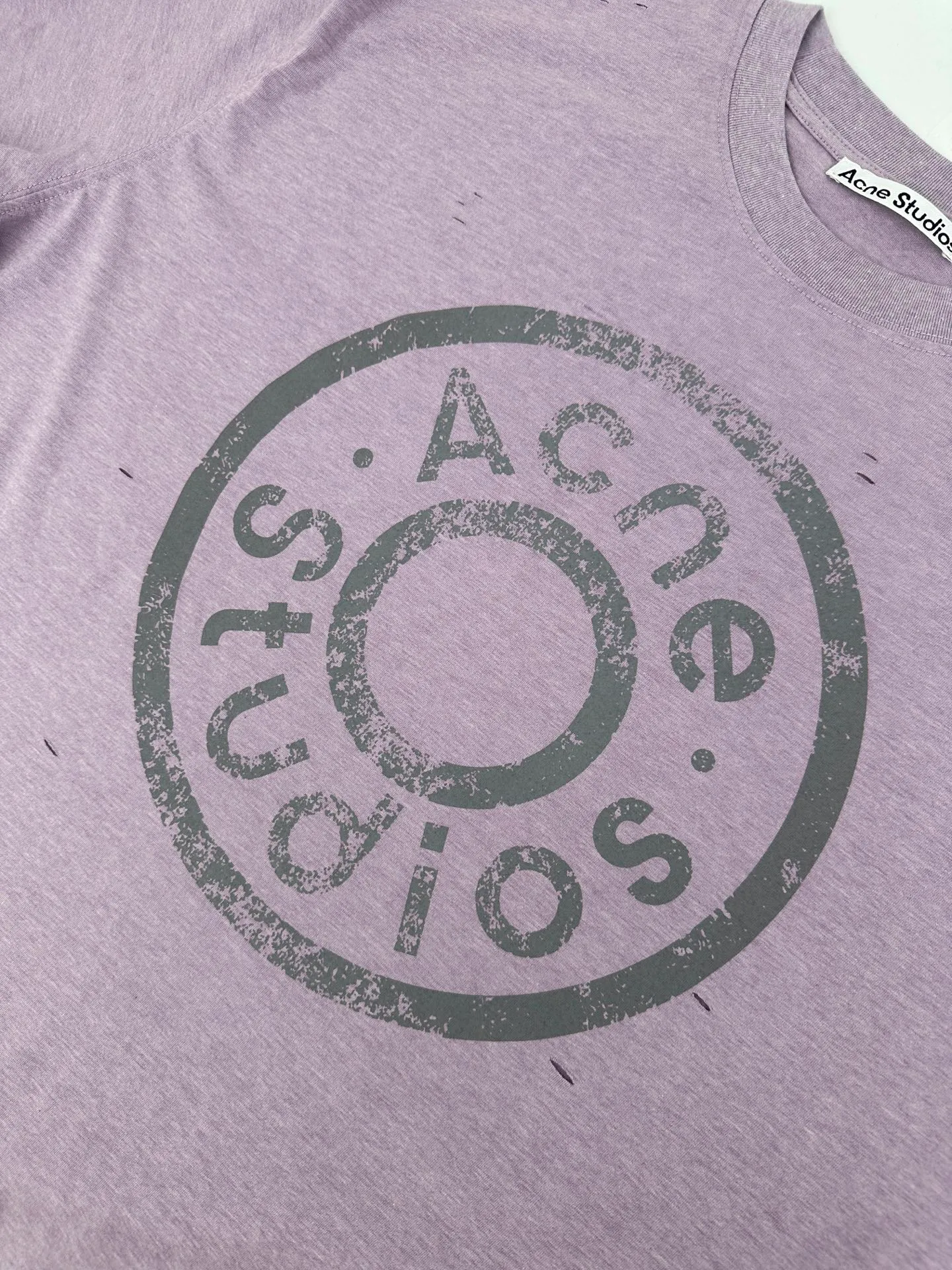 Acne Studio distressed logo fake two-piece long sleeves. Customized Arashi weft plain cotton. Delicate and soft. Moisturizing and skin-friendly. Fog purple mist covers the body. Soft and hazy matte feeling. Spreads the unique cool and relaxed charm of Retro deconstruction. The neat round neck is simple and restrained. The layered structure skillfully creates fake two-piece layers. The three-dimensional look of short sleeves stacked on long sleeves is naturally revealed in silence. The chest is embellished with the seasonal denim-style rivet logo. The Retro imprint is dimly deposited on the fabric. The body is staggered with frayed holes and stretches casually. The original texture of the deconstructed fabric. The loose shoulder silhouette is relaxed and relaxed. The cool and deconstructed Nordic aesthetics are integrated into daily clothing. The avant-garde quiet luxury style of alienation and restraint is demonstrated. Process 1: Using glue printing. The chest printing has been revised three times with the film screen. Use glue liquid paint to print the pattern on the fabric. Bake the fabric to fix the printing pattern. Process 2: Many parts of the body of the garment are worn by pure artificial regular positioning and manual brushing to add texture and depth to the surface of the garment to imitate the texture of natural wear and tear. Process 3: The fabrics are fermented and washed for a better hand feel. Not easy to deform, not easy to shrink, not easy to fade, and maintain long-term beauty. Accessories: Customized 1:1 Acne trademark. Version: Loose version. Size: S M L XL. Style number: CC 7031.